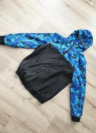 Куртка вітровка