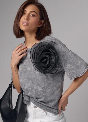 Сіра жіноча футболка тай-дай з об'ємною квіткою1 фото