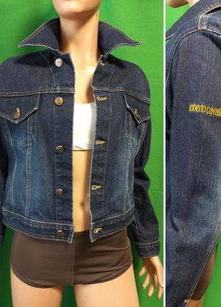 Джинсовая куртка на пуговицах с вышивкой монограммой roberto cavalli.  винтаж