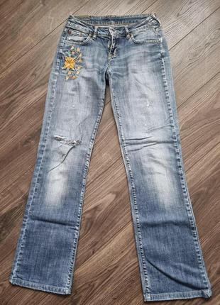 Продам женские джинсы с вышитым цветком р.46
