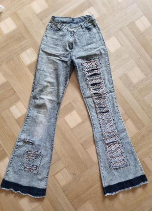 Продам женские джинсы р.44-46 с орнаментом и бисером