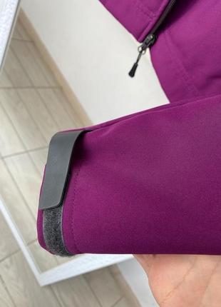 Ярко фиолетовая водоотталкивающая баклажановая куртка с капюшоном4 фото