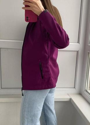 Ярко фиолетовая водоотталкивающая баклажановая куртка с капюшоном6 фото