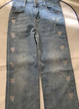 Джинси блакитного кольору із сердечками зі стразів, м'яка джинса, нові2 фото