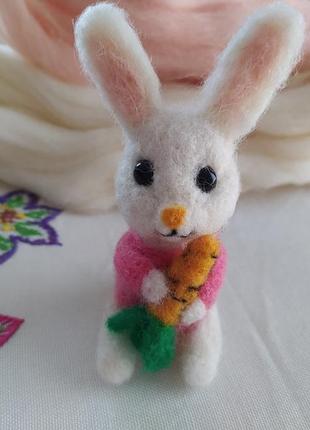 Білий кролик зайчик з морквою з натуральної вовни ручна праця