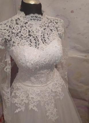 Красиве весільне плаття з довгим рукавчиком.1 фото