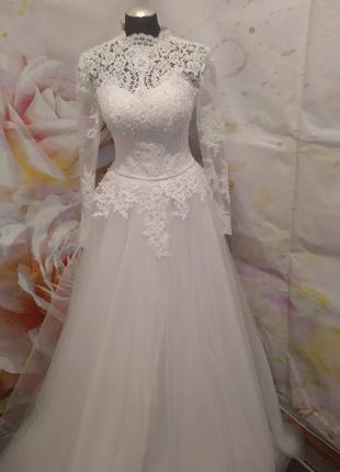 Красиве весільне плаття з довгим рукавчиком.2 фото