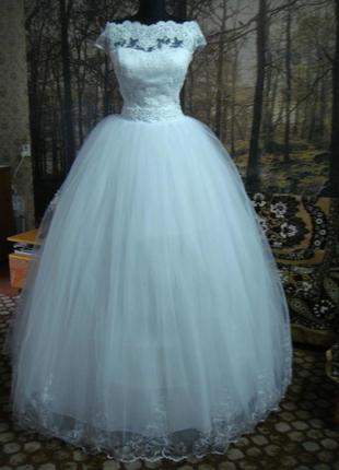 Нову весільну сукню