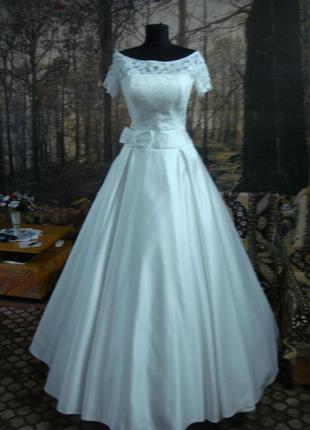 Біла сукня з атласною спідницею.1 фото