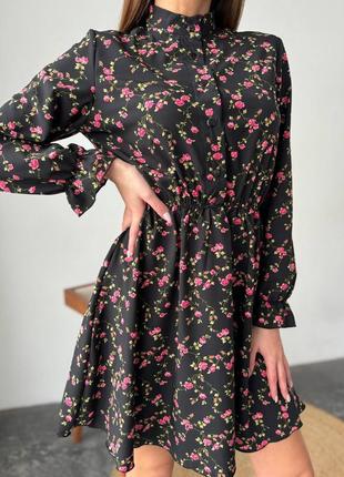 Черное мини платье с цветочным принтом4 фото