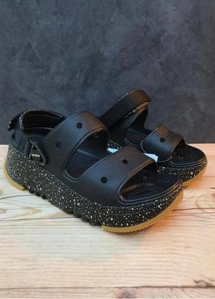 Крокс сандалии платформа хайкер черные crocs hiker xscape festival sandal black/multi1 фото