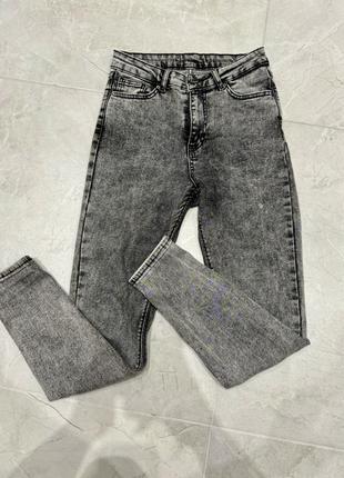 Серые джинсы.1 фото