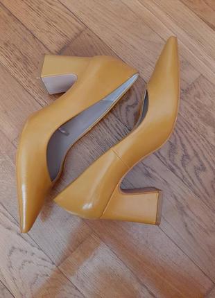 Zara, очень удобные  туфельки в горчичном цвете1 фото