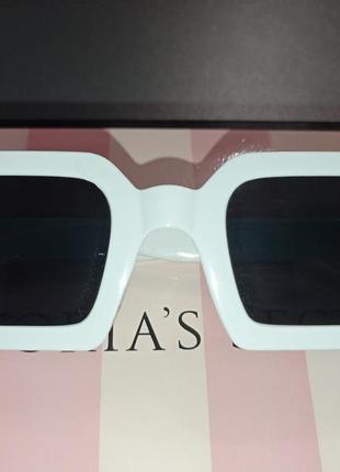 Очки солнцезащитные окуляри квадратные в белой оправе окуляри2 фото