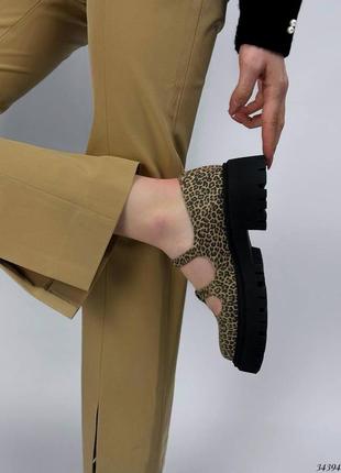 Трендовые туфли лоферы мэри джейн леопардовые замшевые на повышенной тракторной подошве10 фото