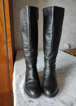 Чорні шкіряні високі чоботи, на низькій підошві, з резинками на литках,розмір37-38.