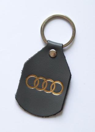 Брелок з логотипом авто "audi" сірий з позолотою.