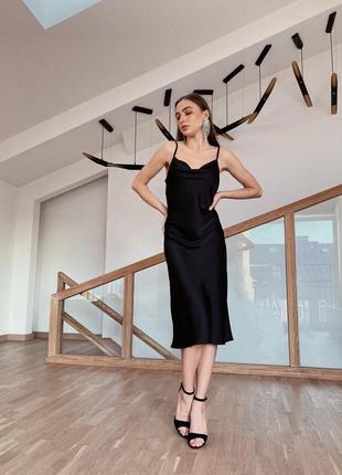 Чорне шовкове плаття в білизняному стилі2 фото