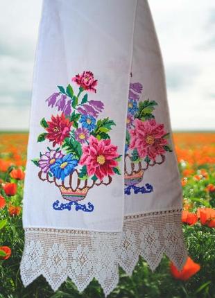 Полотенце вышит крестиком.