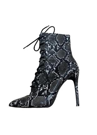 Ботильйони на каблуку тонкому, носок лодочка, зміїний принт, шнуровка