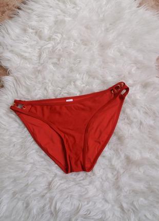 Красные плавки с золотистой фурнитурой