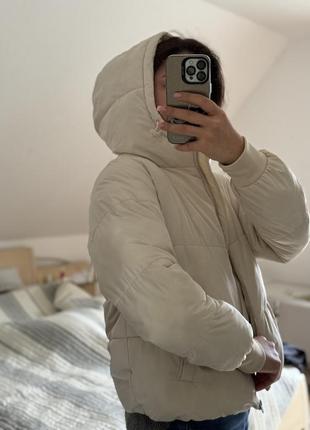 Укорочена кремовая молочная белая теплая куртка с капюшоном2 фото