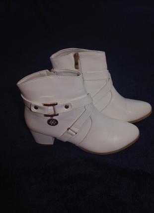 Жіночі чобітки білого кольору