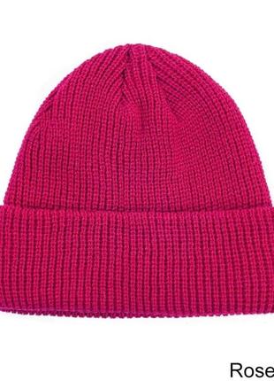 Коротка шапка в'язана малиновий