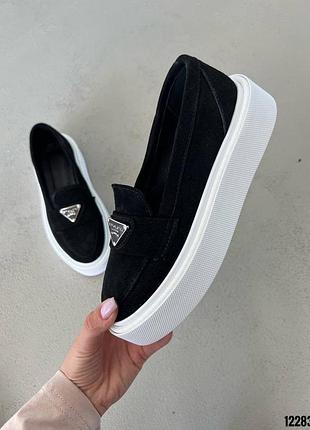 Лоферы замшевые черные на белой подошве