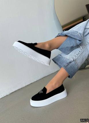 Лоферы замшевые черные на белой подошве