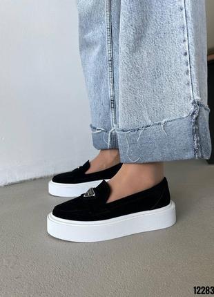 Лоферы замшевые черные на белой подошве