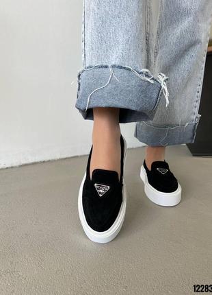 Лоферы замшевые черные на белой подошве