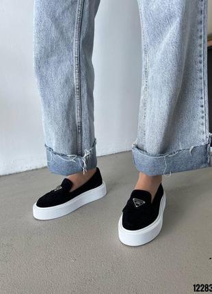 Лоферы замшевые черные на белой подошве