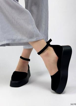 Стильные туфли на высокой подошве с ремешком бежевые черные7 фото