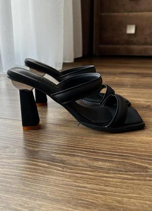 Женские черные сабо на каблуке3 фото