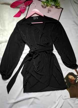 Стильное черное платье на запах с пышными рукавами и v вырезом имеет пояс платье мини