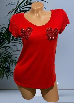 Червона жіноча футболка із сердечками паєтками (No112)1 фото