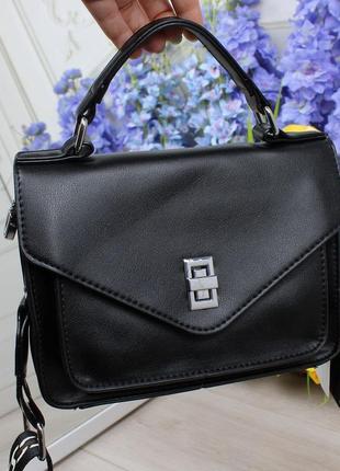 Мʼяка жіноча сумка в чорному кольорі комфортна модель на плече топ якості9 фото