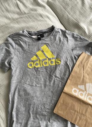 Adidas сіра бавовняна футболка з лого оригінал xs s