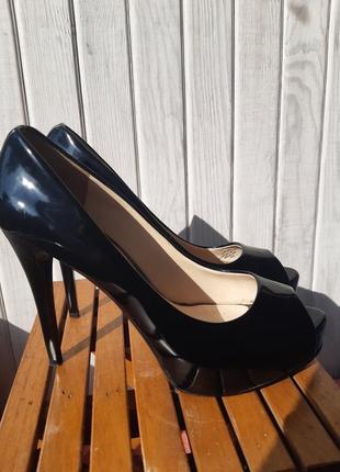 Чорні лакові ошатні елегантні туфлі4 фото