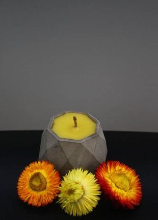Свічка в бетоні1 фото