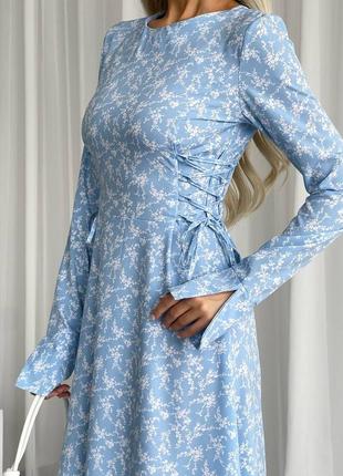 Голубое женское платье миди с шнуровкой на талии в цветочный принт женское длинное платье свободного кроя с имитацией корсета в цветы7 фото