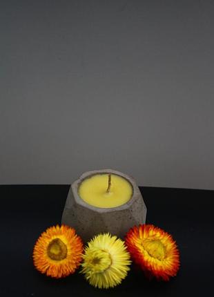 Свічка в бетоні