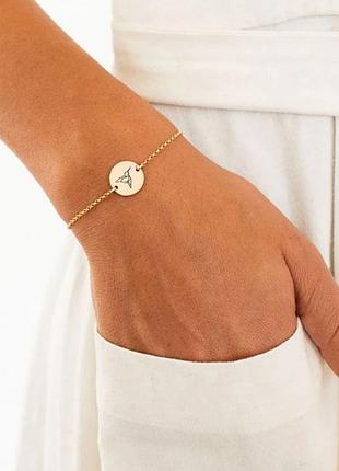 Серебристый браслет собака серебристой монетка