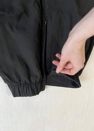 Черная базовая юбка мини юбка короткая стильная трендовая костюмная с разрезом костюмка7 фото