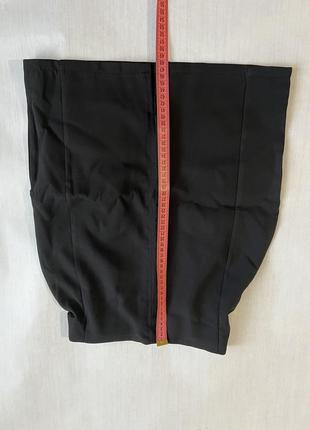 Черная базовая юбка мини юбка короткая стильная трендовая костюмная с разрезом костюмка10 фото