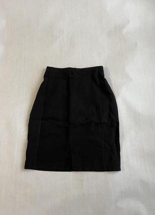 Черная базовая юбка мини юбка короткая стильная трендовая костюмная с разрезом костюмка
