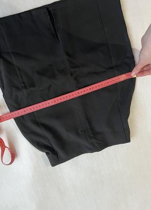 Черная базовая юбка мини юбка короткая стильная трендовая костюмная с разрезом костюмка9 фото