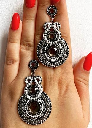 Фактурные массивные серьги серьги белые