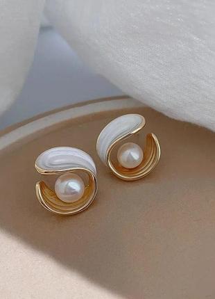 Стильні золотисті жіночі сережки кульчики підвіси серьги біла емаль перлини перли
